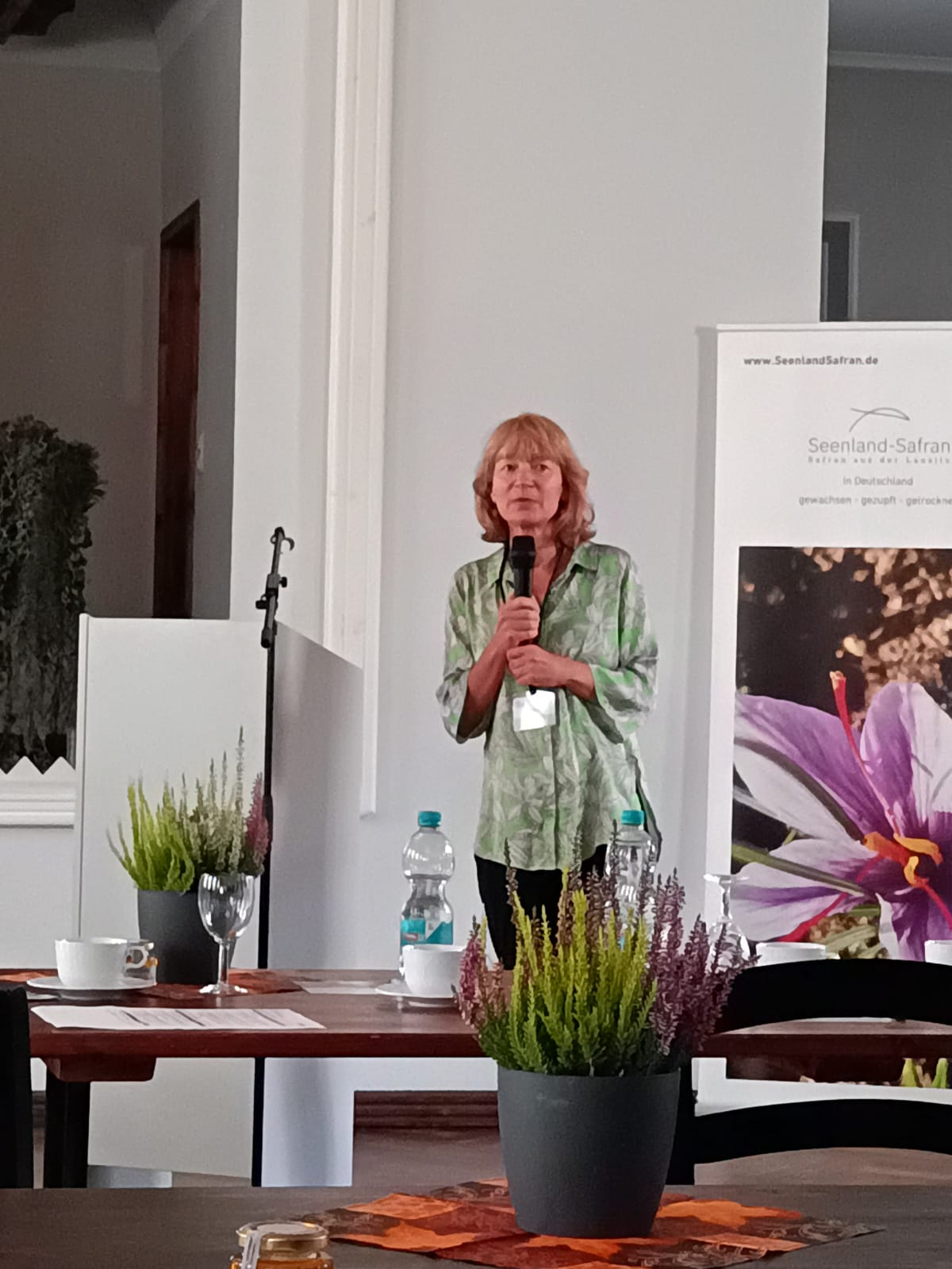 Andrea Wagner mit Mikrofon beim Safran-Symposium