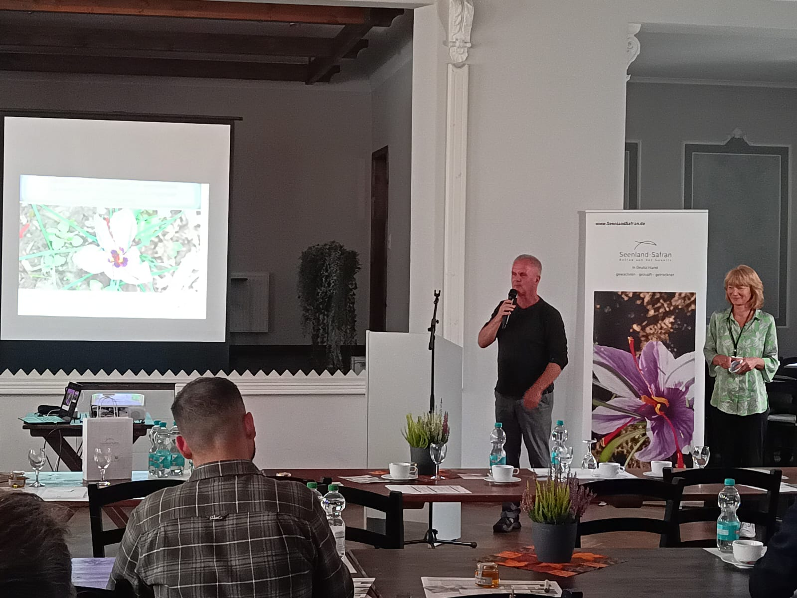 Frank Spieth mit Mikrofon beim 2. Deutschen Safran-Symposium